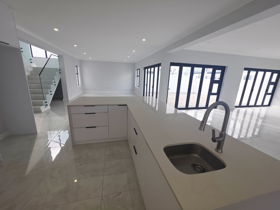 5 Bedroom Property for Sale in Sandown Western Cape